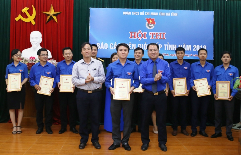 Ban Tổ chức trao giải Nhất cho thí sinh Nguyễn Huy Hoàng, Phó Bí thư Đoàn khối các cơ quan tỉnh